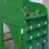 Mueble verde o color madera con todos los elementos y puntuación grabada