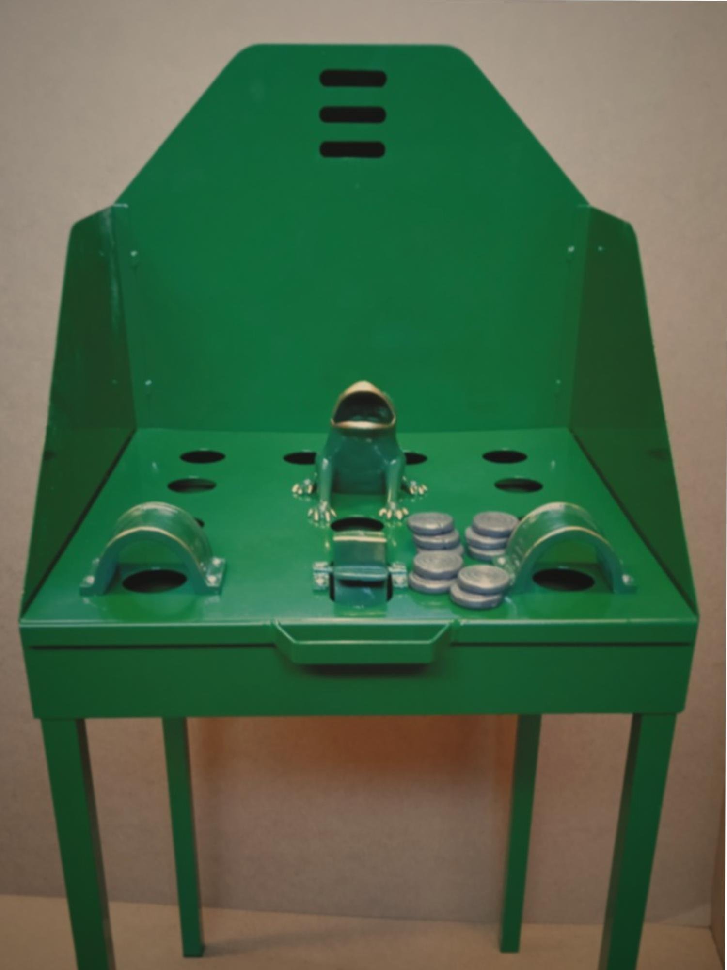 juego de la rana clásica modelo Alfa con una mesa tratada para exterior una rana y 10 fichas