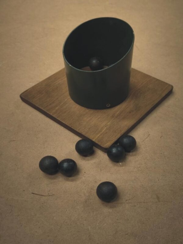 juego del bote consta de un bote bolas de acero que se intentara introducir en al bote un punto por bola