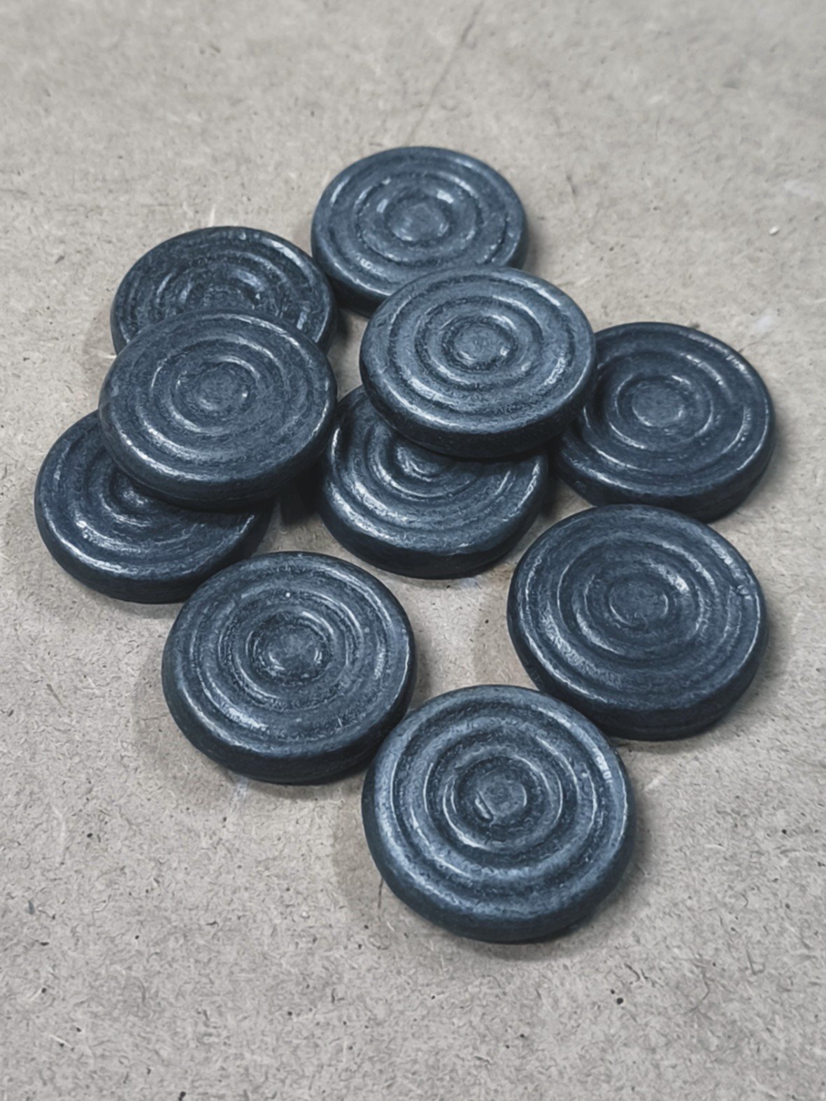 juego de la rana clásica modelo Alfa con una mesa tratada para exterior una rana y 10 fichas