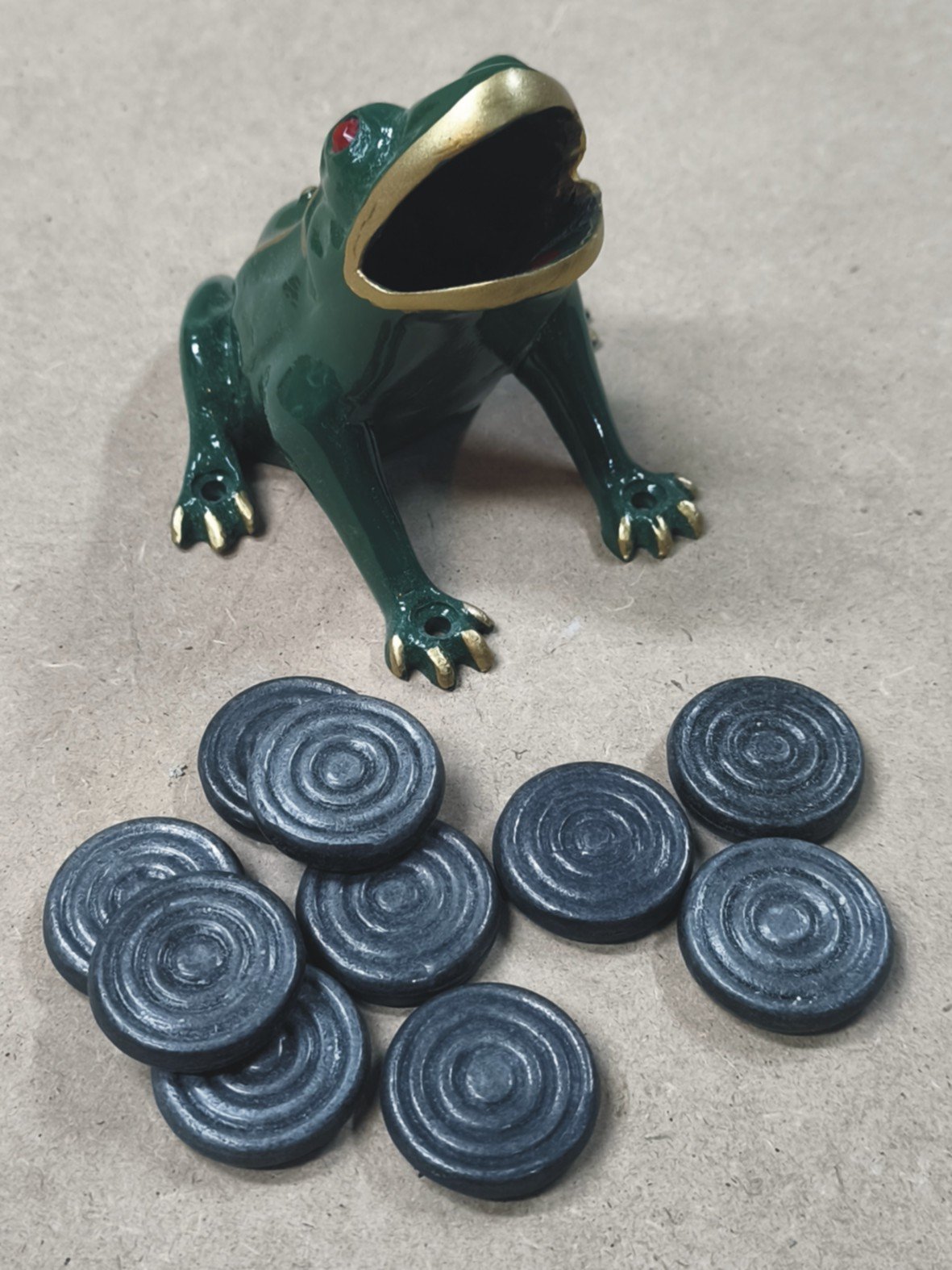 juego de la rana clásica modelo Delta con una mesa tratada para exterior una rana y 10 fichas