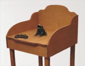 juego de la rana clásico con una mesa tratada una rana y 10 fichas