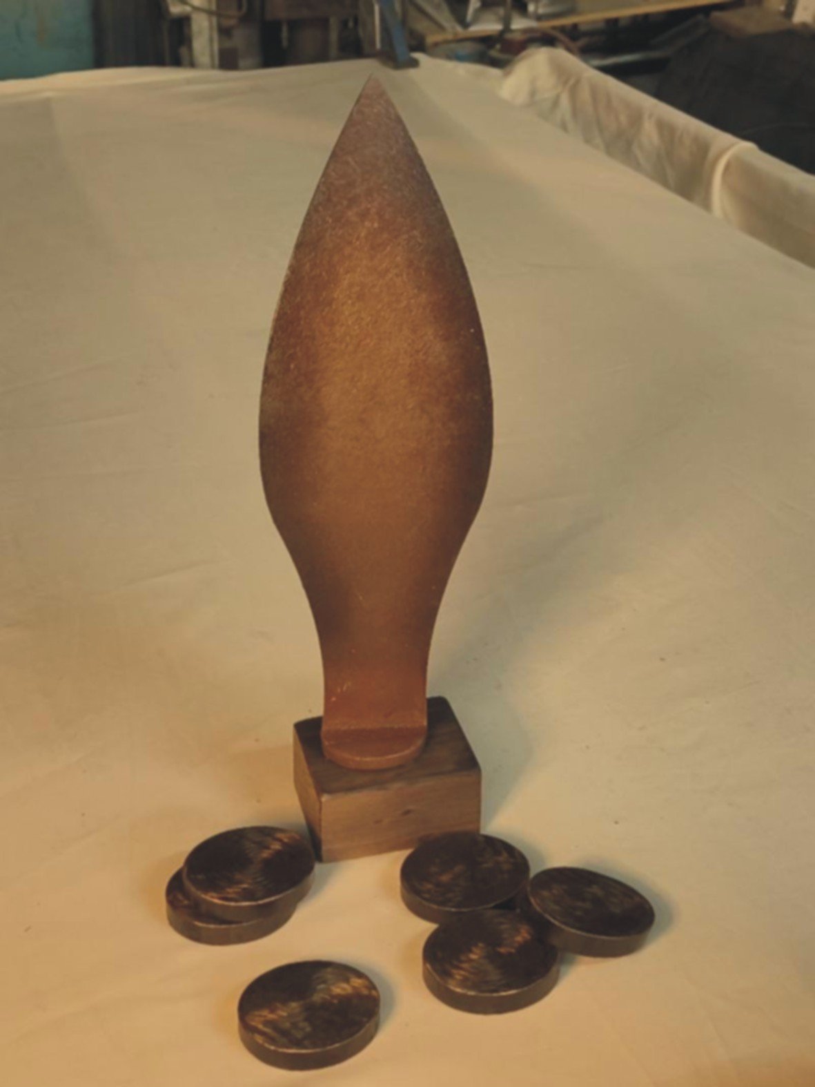 juego de la rana con la mesa metálica y una rana, dos puentes. un molinete y 10 fichas