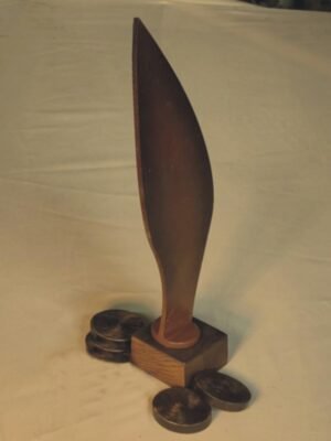 juego de la llave de la Coruña una pala en forma de lengua y 4 fichas de 700 a 750 gr el juego consiste en tirar la llave con las fichas