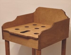 Mesa con nueve agujeros para poner los accesorios
