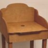 Mesa con un agujero para alojar una rana
