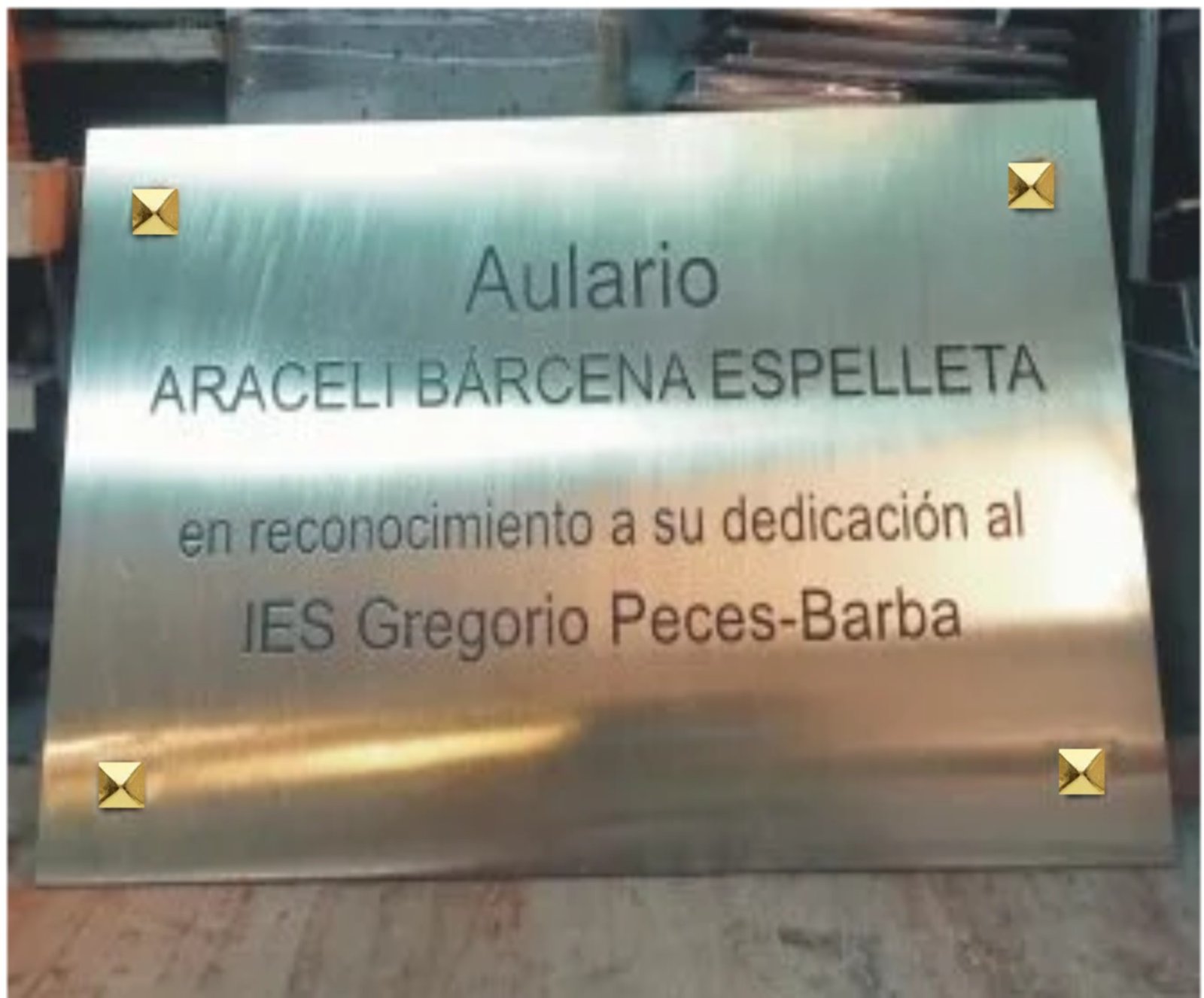 Placas Grabadas con fondo pulido y textos lacados